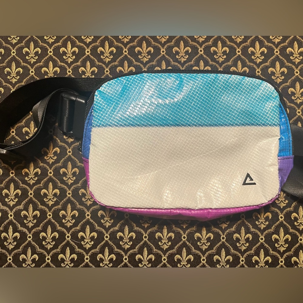 Rareform fanny pack crossbody great condition. Smoke free